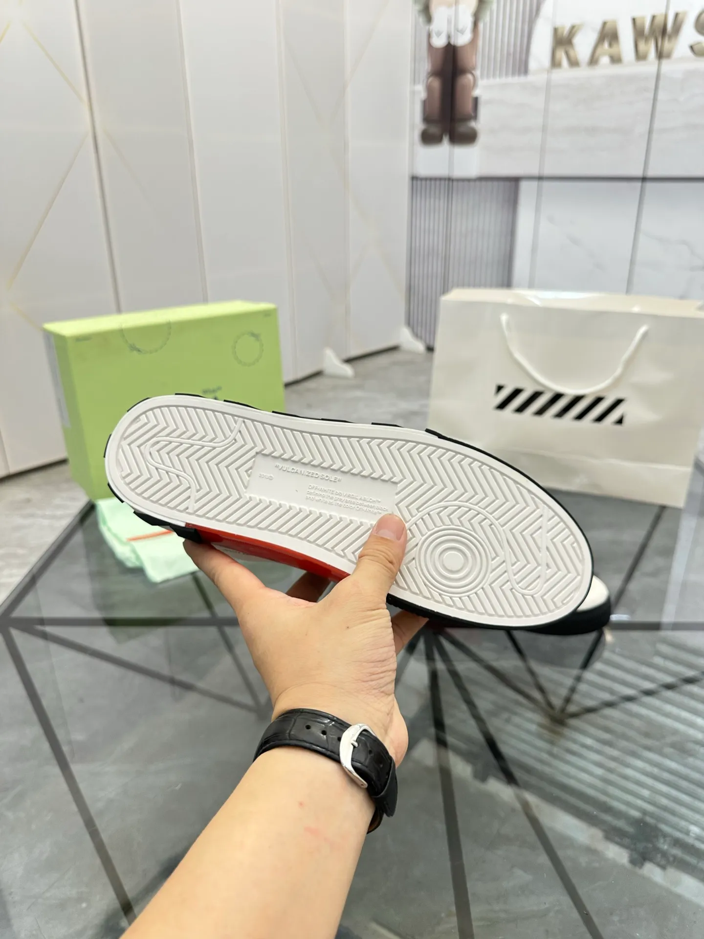 Selling men's shoes 💰: 💰P440¥ Product trademark: OFF WHITE *"OFF WHITE*" low-top casual shoes Regular size: 35-45 (can be customized to 46) Couple style Product materials: Original fabric from the upper counter, breathable lining, original outsole. No.: H203